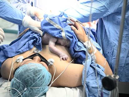 Una mujer con su hijo recién nacido por cesárea en un hospital de Ciudad de México, el 1 de enero de 2024.