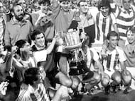 López Ufarte, segundo por la izquierda en la fila de abajo, agarra la Copa del Rey y celebra el título conquistado en la final de 1987.