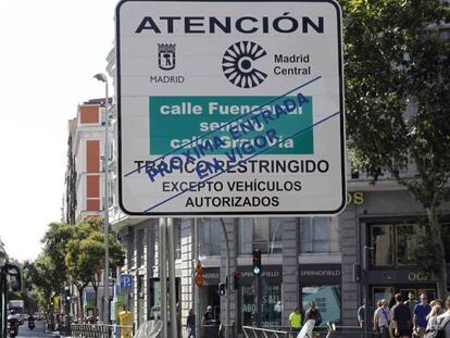 Cartel anunciando las restricciones de tráfico a Madrid Central.