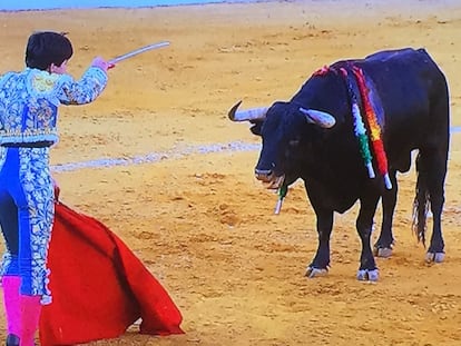 Álvaro Lorenzo se perfila para la suerte suprema ante su primer toro.