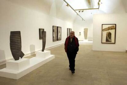 Joan Cardells, ayer en la Sala Parpalló de Valencia, que clausura su actual sede con esta exposición.