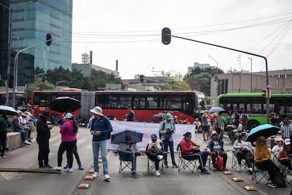 Integrantes de la CNTE durante una protesta en Ciudad de México, este lunes.