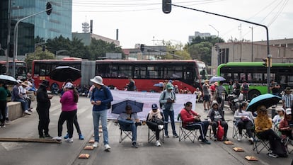 Integrantes de la CNTE durante una protesta en Ciudad de México, este lunes.