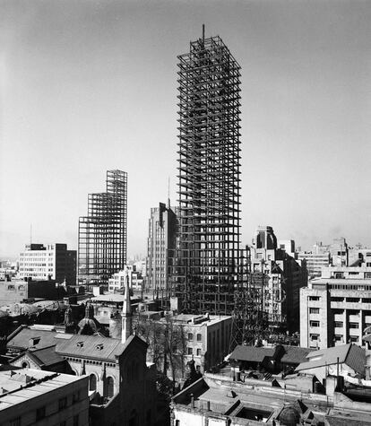 Estructura de la Torre Latinoamericana, de la serie 'Rascacielo de la esquina Madero y San Juan visto desde la casa McGraw Hill y desde la Alameda con la iglesia que se hunde', enero de 1952. Fundación Televisa.