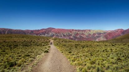 Senderistas en la serranía de Hornocal, con el cerro los 14 colores al fondo, en la Quebrada de Humahuaca, en la provincia de Jujuy (Argentina). 