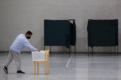 Un recluso emite su voto en el gimnasio de una prisión durante un plebiscito sobre la Constitución, en Santiago, el 4 de septiembre de 2022.
