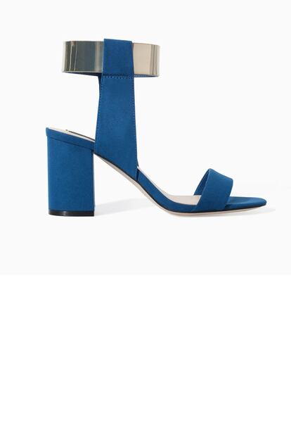 Sandalias azules de tacón grueso y pulsera metalizada de Zara (29,95 euros).