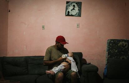 Recife alimenta a su hijo de cinco meses, David Henrique, nacido con microcefalia, en Recife (Brasil), el 29 de enero de 2016.