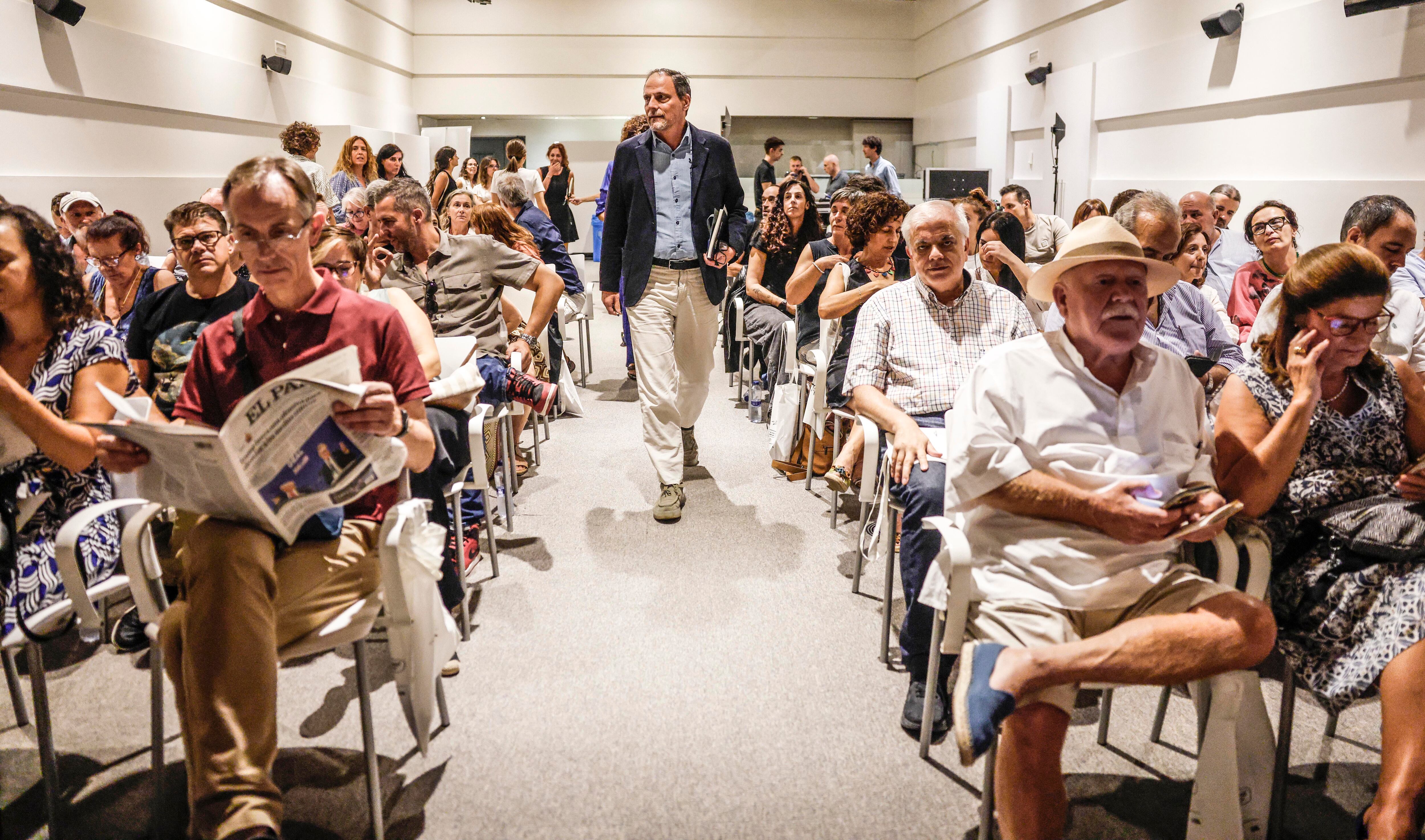 Jan Martínez Ahrens (centro), el viernes durante el encuentro con suscriptores de EL PAÍS.
