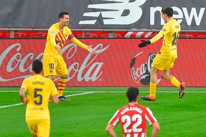 Messi (izquierda) celebra con Pedri su primer gol este miércoles en San Mamés ante el Athletic.