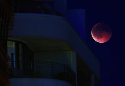  La ´luna de sangre´en una imagen de Berlin, (Alemania). 
