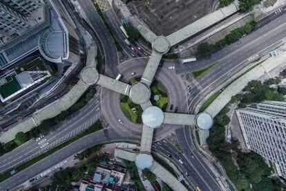 Cruce de carreteras en una rotonda de Sha Tin, Hong Kong. 11 de julio de 2014.