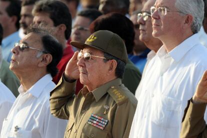 El presidente Raúl Castro saluda militarmente en la ceremonia celebrada ayer en Santa Clara.