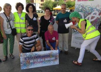 Un grupo de personas participan en la iniciativa en Llodio contra los rumores xenófobos, el 17 de junio.