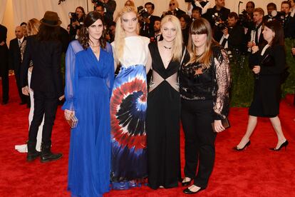 Las diseñadoras de Rodarte, las hermanas Laura y Kate Mulleavy, con otro par de hermanas: Elle Fanning y Dakota Fanning.