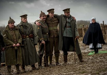 Cinco hombres visten uniformes de soldados británicos y alemanes en la inauguración de un monumento de conmemoración de la Primera Guerra Mundial, en la ciudad belga de Comines-Warneton.