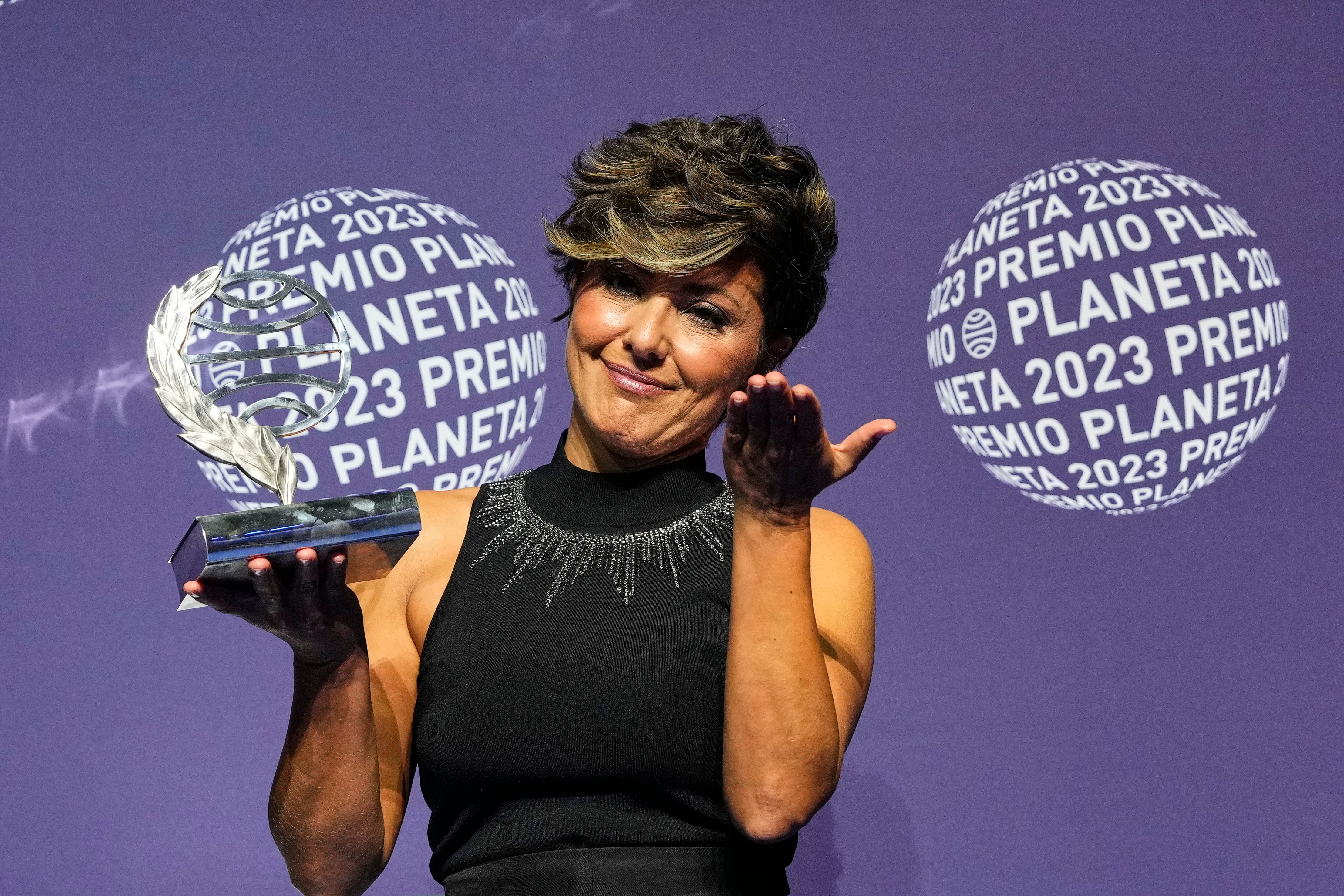 La periodista y escritora Sonsoles Ónega, la noche que ganó el 72º Premio Planeta, dotado con un millón de euros, con la novela