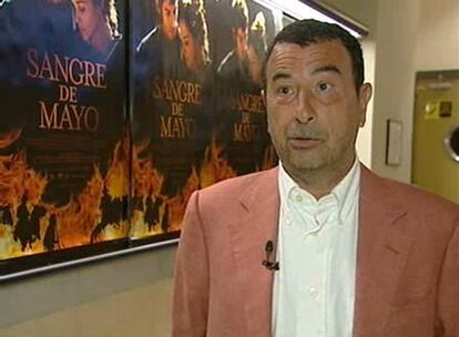 El jardín de la casa del director de cine José Luis Garci, que en la imagen aparece en la presentación de su última película, 'Sangre de mayo', ardió en llamas anoche a causa de un pequeño incendio originado, al parecer, en una casa colindante. Según la información ofrecida por EUROPA PRESS, fue el mismo director quien avisó a los bomberos del fuego, que no ha provocado víctimas aunque sí algunos daños materiales en varias de las casas de la zona.