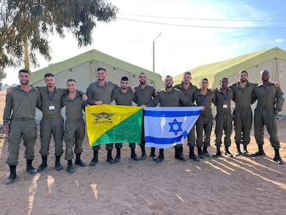 Los 12 soldados israelíes que participan en los ejercicios militares en Marruecos, en una base militar de Israel, en una imagen distribuida por el ejército del país.