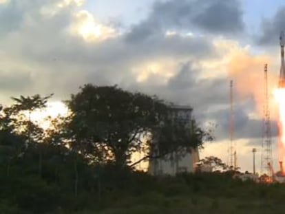 Despegue del cohete Soyuz desde la base de Kourou (en la Guayana Francesa) con el sat&eacute;lite de observaci&oacute;n de la Tierra `Sentinel 1A&acute;.