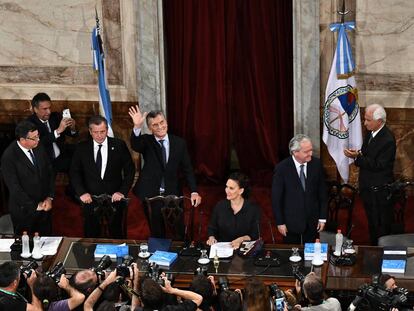 Mauricio Macri saluda a su ingreso al Parlamento, antes del discurso con el que abrió el año legislativo.