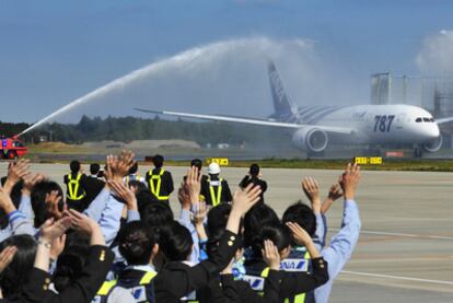 El Boeing 787 Dreamliner de ANA se prepara para el despegue en el aeropuerto de Tokio-Narita.