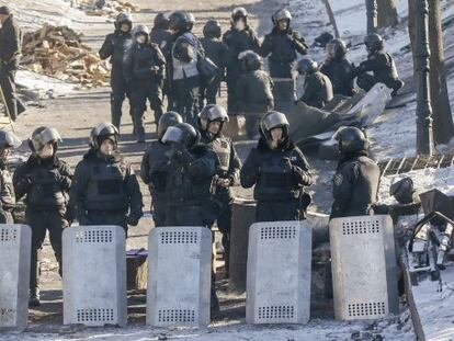 Varios polic&iacute;as antidisturbios vigilan a los opositores al gobierno en Kiev. 