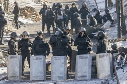 Varios polic&iacute;as antidisturbios vigilan a los opositores al gobierno en Kiev. 