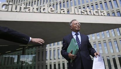 El presidente de Manos Limpias, Miguel Bernad, frente a la Ciudad de la Justicia de Barcelona por la causa contra Jordi Pujol.