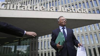 El presidente de Manos Limpias, Miguel Bernad, frente a la Ciudad de la Justicia de Barcelona, en una imagen de archivo.