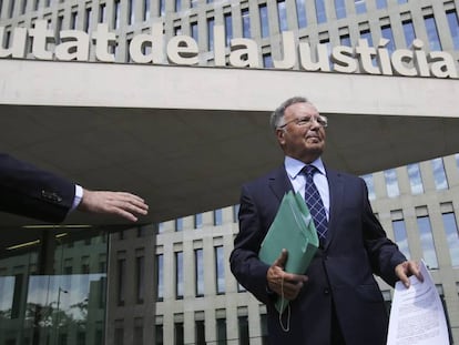El secretario general de Manos Limpias, Miguel Bernad, frente a la Ciudad de la Justicia de Barcelona, en una imagen de archivo.