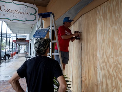 Hombres colocan protecciones de madera contra el huracán Francine en Luisiana, Estados Unidos, el 10 de septiembre 2024.