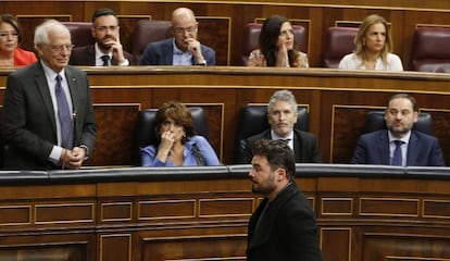 Josep Borrell, de pie, ve pasar al diputado de ERC, Gabriel Rufián.