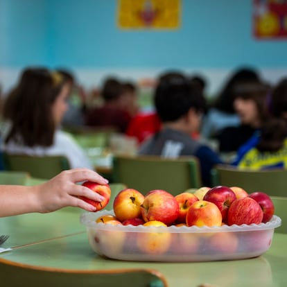 DVD 1179. San Sebastian de los Reyes, 21/09/2023. Fotos para reportaje sobre ka promoción de la alimentación saludable en las aulas. Comedor del colegio CEIP Enrique Tierno, donde acuden los alumnos. (Foto: JUAN BARBOSA)