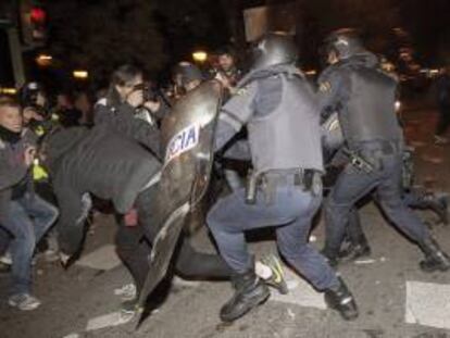 Un menor herido y tres jóvenes detenidos en una carga policial en Tarragona