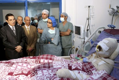 El presidente Ben Alí visita al joven Mohamed Bouazizi ingresado en al hospital Ben Arous tras quemarse a lo bonzo el pasa 17 de diciembre