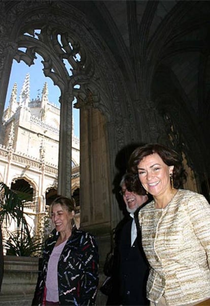 La ministra de Cultura, Carmen Calvo (a la derecha), con la consejera de Cultura de Castilla-La Mancha, Paz López, ayer en Toledo.