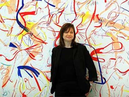 Sue Williams posa delante de una obra suya, ayer, en el IVAM.