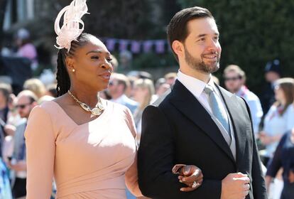 <strong>¿Quién es?</strong> En palabras de Forbes, ‘El príncipe de Internet’. Desde 2017, el marido de la tenista Serena Williams y padre de su primogénita, Alexis Olympia. <strong>¿Qué ha hecho?</strong> Este emprendedor de Silicon Valley, estudió Comercio e Historia en la Universidad de Viginia y fundó, junto a Steve Huffman, uno de los foros de noticias más influyentes de Estados Unidos, 'Reddit', que adquirió Condé Nast en 2006. Con una fortuna de 9 millones de dólares y aspiraciones a “ser presidente de Estados Unidos”-así lo aseguraba 'BuzzFeed' en un perfil publicado en 2012-, Ohanian ayuda a otros emprendedores a levantar sus empresas desde la empresa Initialized Capital. <strong>¿Algún escándalo?</strong> Como el amor no existe si no se comparte, Ohanian adquirió en febrero el espacio de todas las vallas publicitarias de Palms Spring para demostrarle a Serena cuánto la quiere. En ellos se podían ver fotos de la tenista con su bebé y frases como “la mejor madre de todos los tiempos” o “lo más grande de todos los tiempos”. Por si los vecinos de California tenían alguna duda.