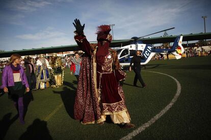 Los Reyes Magos llegan en un helicóptero para tomar parte en el desfile tradicional en Fuengirola, Málaga.