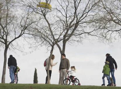 Niños en bicicleta y patines en la Casa de Campo de Madrid