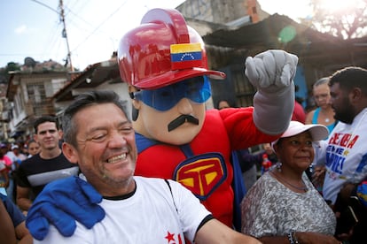 Una botarga de Superbigote en un mitin de la campaña de Maduro, el 8 de junio en Caracas.