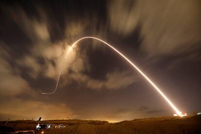 El sistema antimisiles de Iron Dome dispara un misil interceptor mientras se lanzan cohetes desde Gaza hacia Israel este jueves.