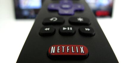 Logo de Netflix sobre el mando de un televisor.