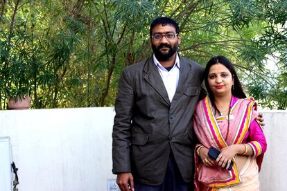 Poonam Yadav, directora de la ONG Mahila Shakti, y su marido Bhupendra posan a la entrada de su oficina en Jaipur. Poonam decidió crear la ONG hace cuatro años contando únicamente con el apoyo de su esposo. A día de hoy, cuenta con 16 oficinas y más de 80 empleados, todos ellos mujeres, en la zona del Rajhastan.