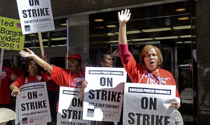 Varios profesores de Chicago se manifiestan durante el primer d&iacute;a de huelga.