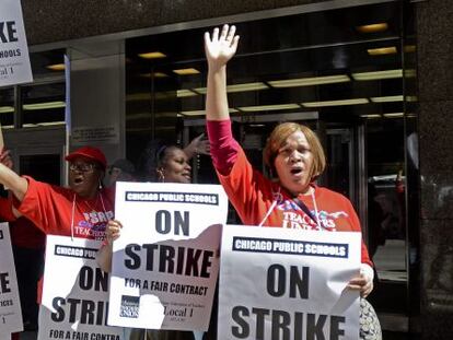 Varios profesores de Chicago se manifiestan durante el primer d&iacute;a de huelga.