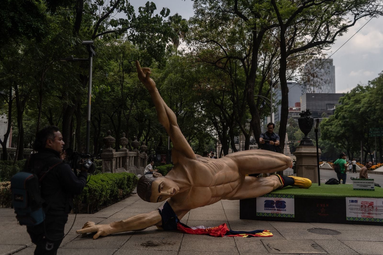 Los manifestantes de la CNTE aumentan la tensión y derriban las estatuas del Mundial