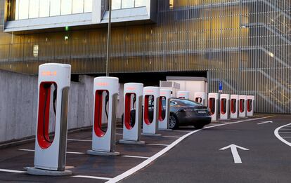 Cargadores de Tesla cerca de Affoltern am Albis (Suiza).