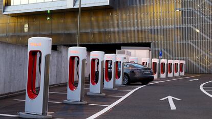 Cargadores de Tesla cerca de Affoltern am Albis (Suiza).